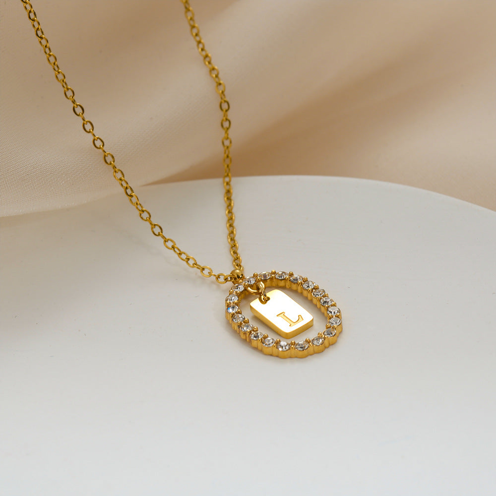 Collana da donna a maglione versatile in acciaio inossidabile ovale minimalista con lettera, placcata oro, con catena a maglie, con strass micro-pavé