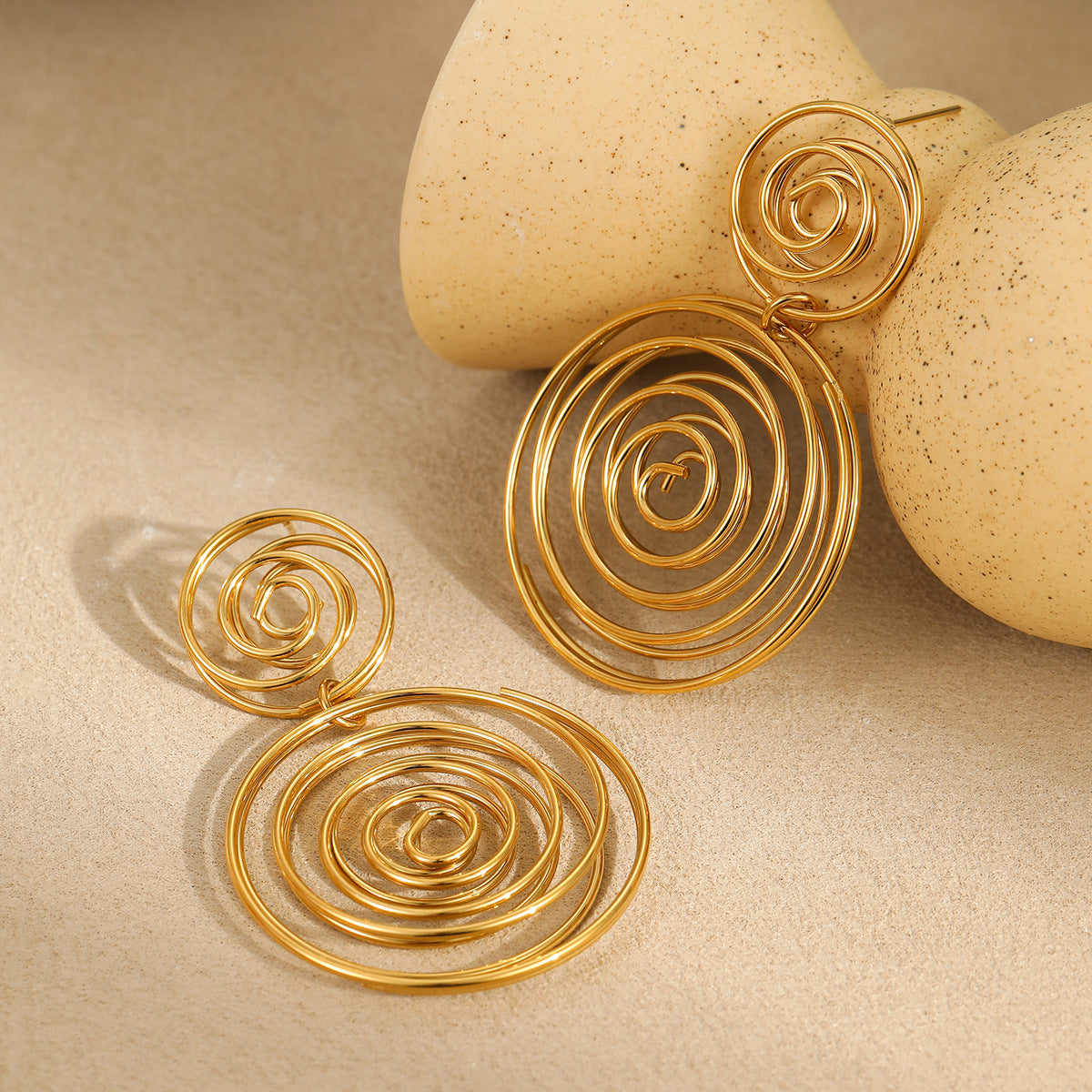 Aretes de aro de acero inoxidable con diseño geométrico y acabado chapado para mujer