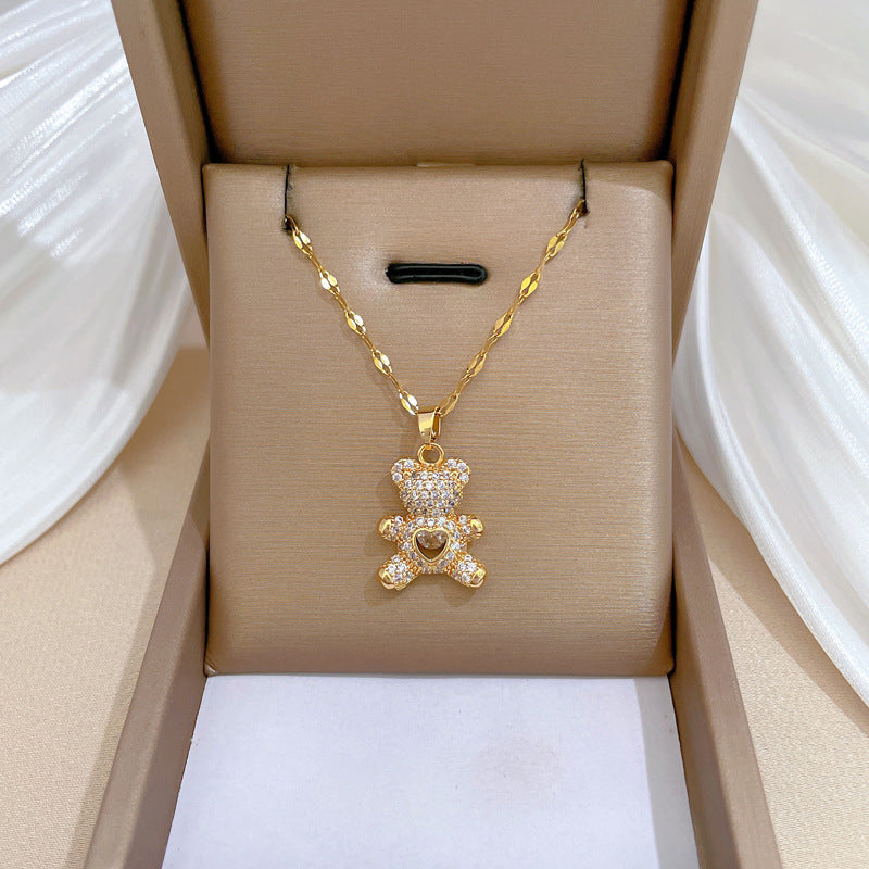 Collana con Ciondolo Orsetto in Acciaio al Titanio con Strass Micro-Incastonati, Catena Regolabile alla Clavicola, Stile Cartone Animato Minimalista