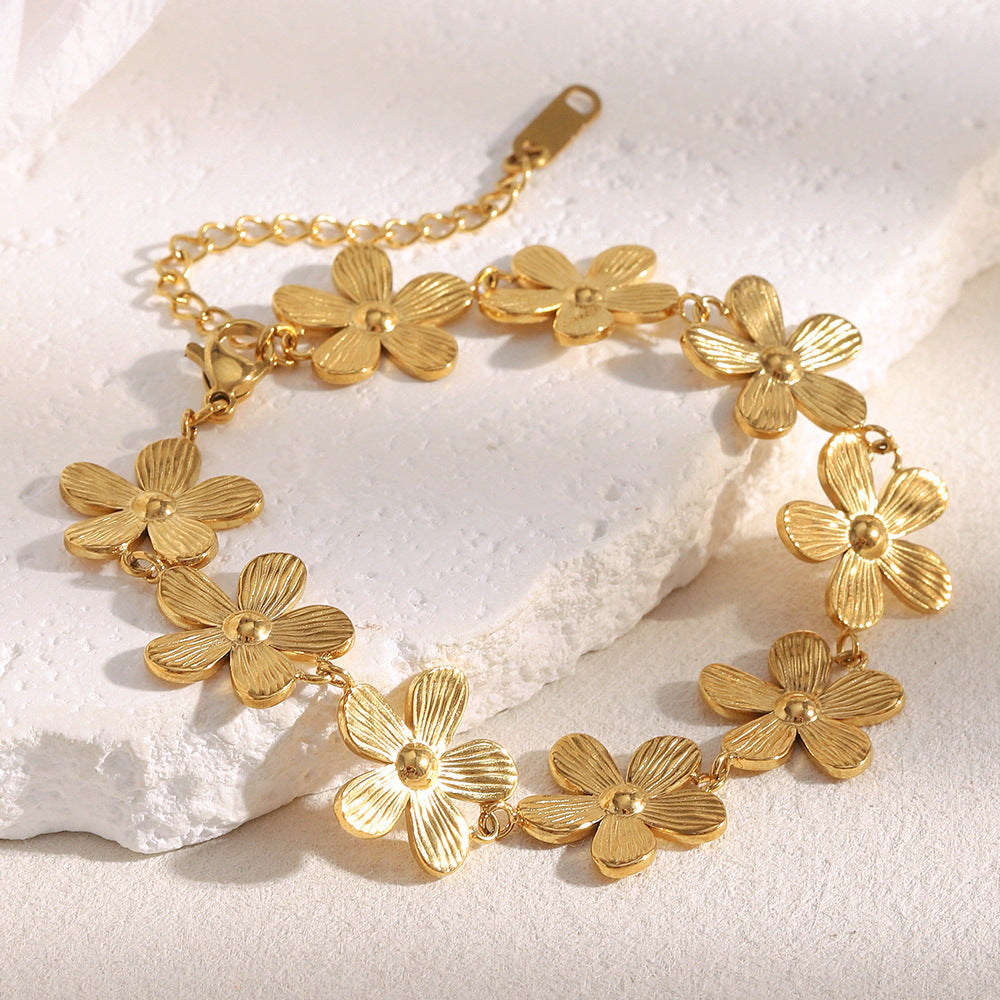 Minimalist Daisy Bracelet for Women in Stainless Steel with 18K Gold Plating, Floral Design, Fashion-Forward and Versatile Accessory