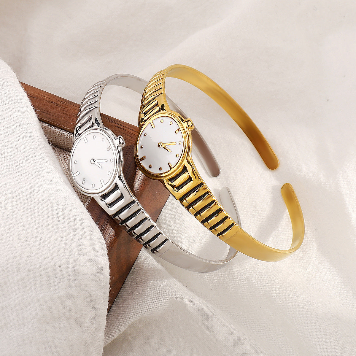 Brazalete de Reloj Minimalista de Acero Inoxidable para Mujer con Acabado Chapado y Estilo de Pulsera Abierta Ajustable
