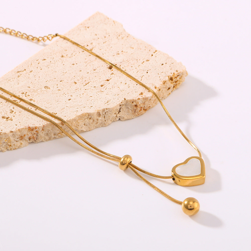 Collana con Ciondolo Minimalista a Cuore in Acciaio Inossidabile con Intarsio in Acciaio al Titanio e Finitura Placcata Sottovuoto 18K su Catena a Serpente