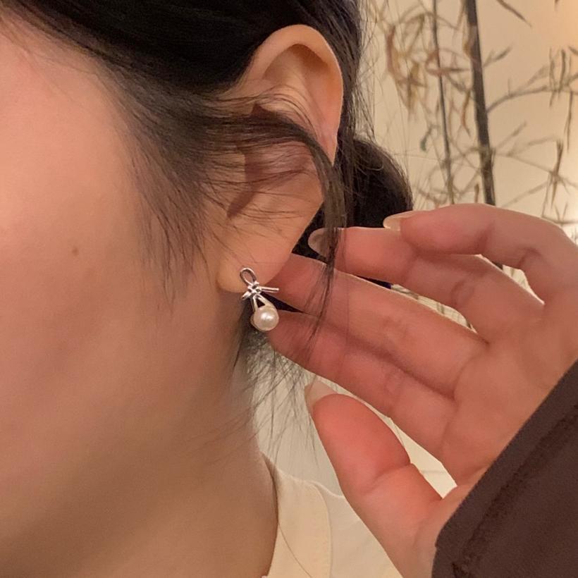 Pendientes Minimalistas de Perla en Plata de Ley 925 con Baño de Oro, Diseño en Forma de Letra