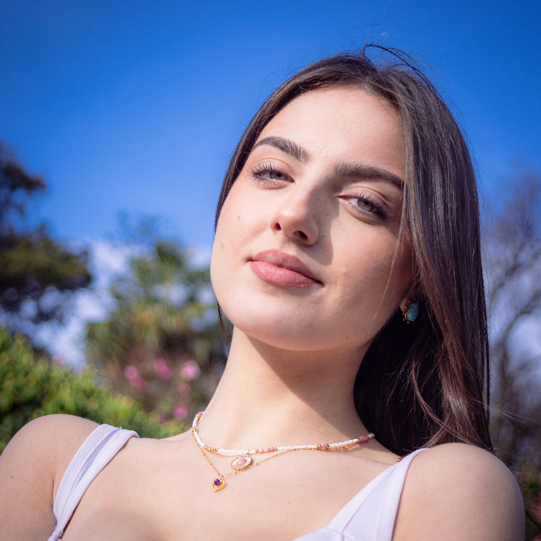 Elegante Collar con Colgante de Corazón Calado de Acero de Titanio con Incrustaciones de Piedra Natural Morada para Mujer