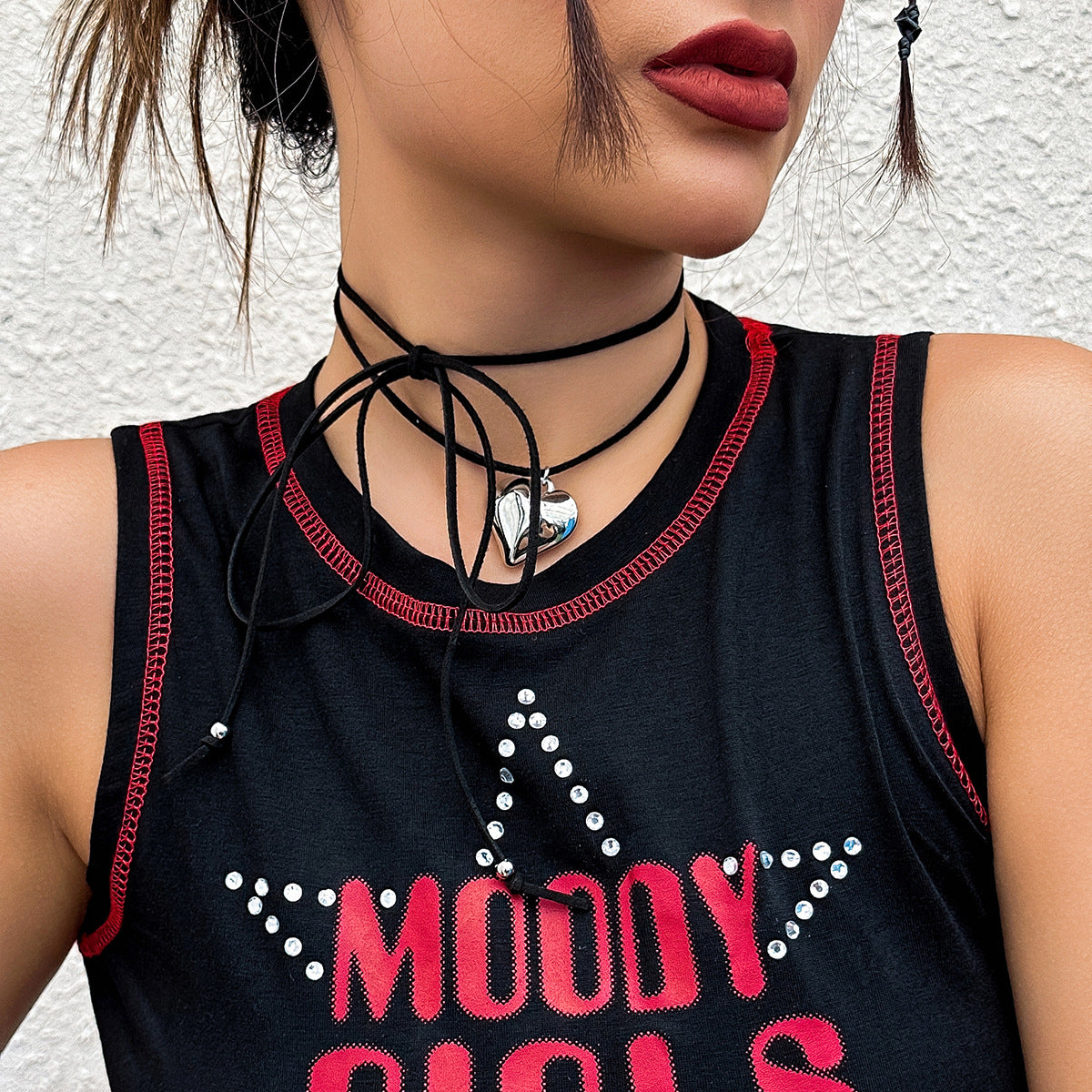 Collana con ciondolo a cuore geometrico minimalista da donna con plastica a specchio e superficie galvanizzata