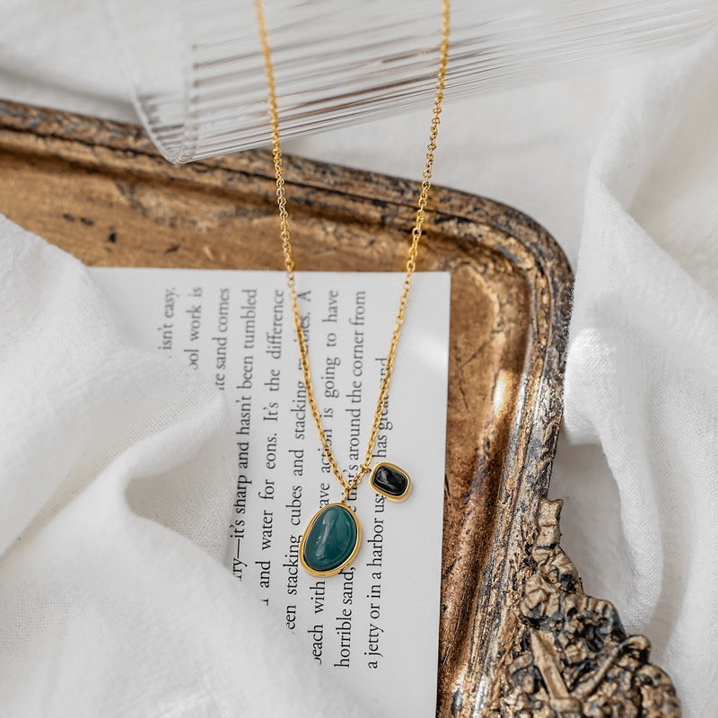 Parure di collana con pendente e orecchini in malachite d'ispirazione vintage in acciaio al titanio con finitura galvanica e design asimmetrico