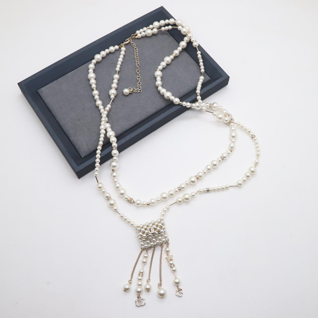 Elegante collana a catena con palline placcate in perle e lettere per donna