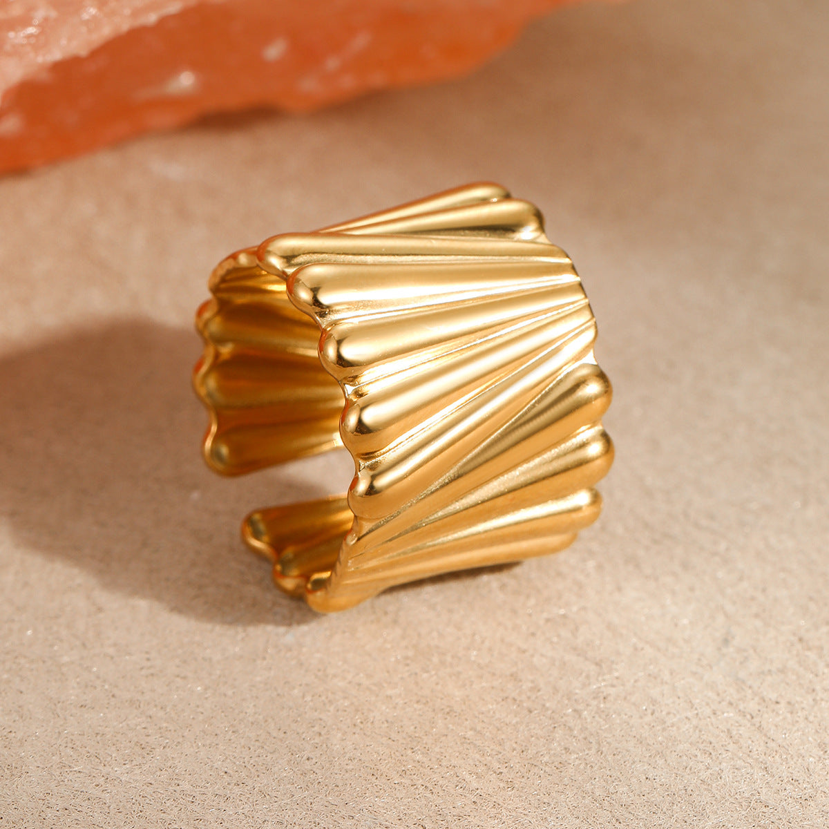 Anillo de banda ancha minimalista de acero inoxidable con superficie texturizada vertical y diseño abierto ajustable para mujer