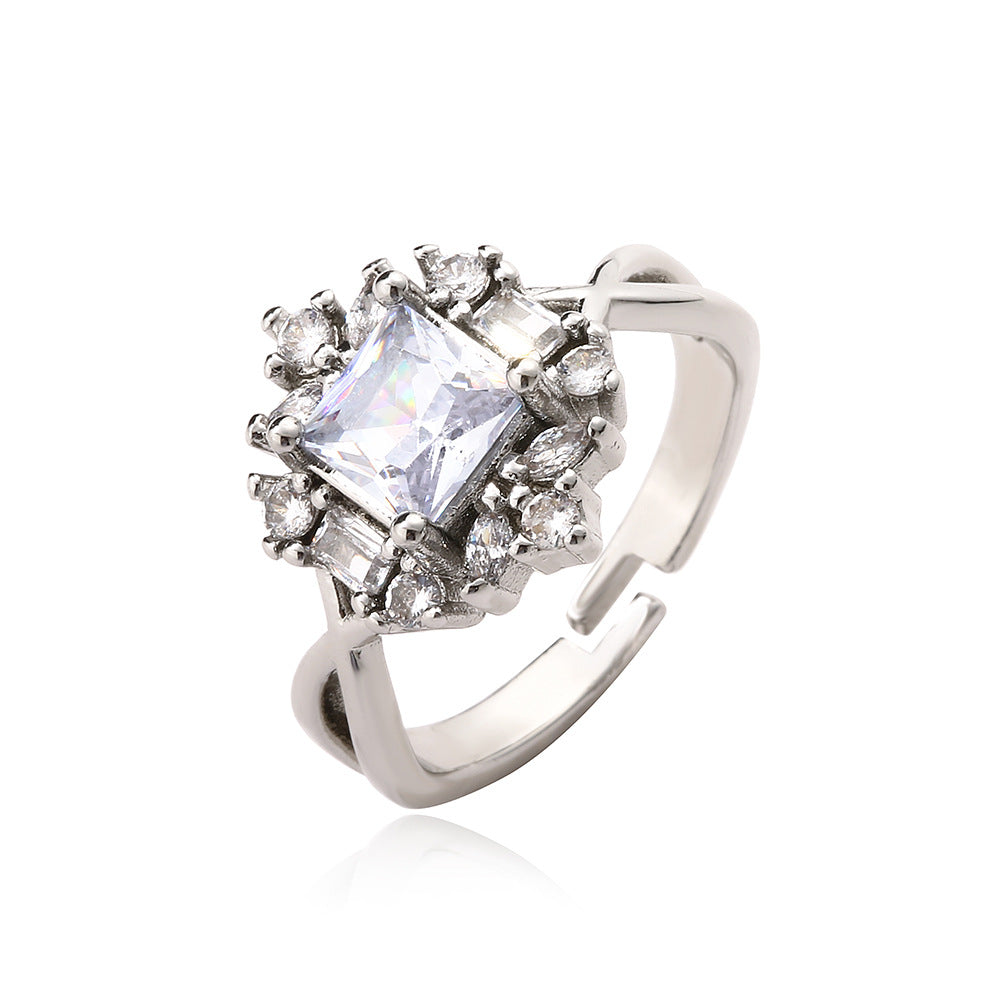 Anello Aperto Geometrico Minimalista da Donna Realizzato in Ottone con Placcatura in Oro Vero e Intarsio in Zirconi