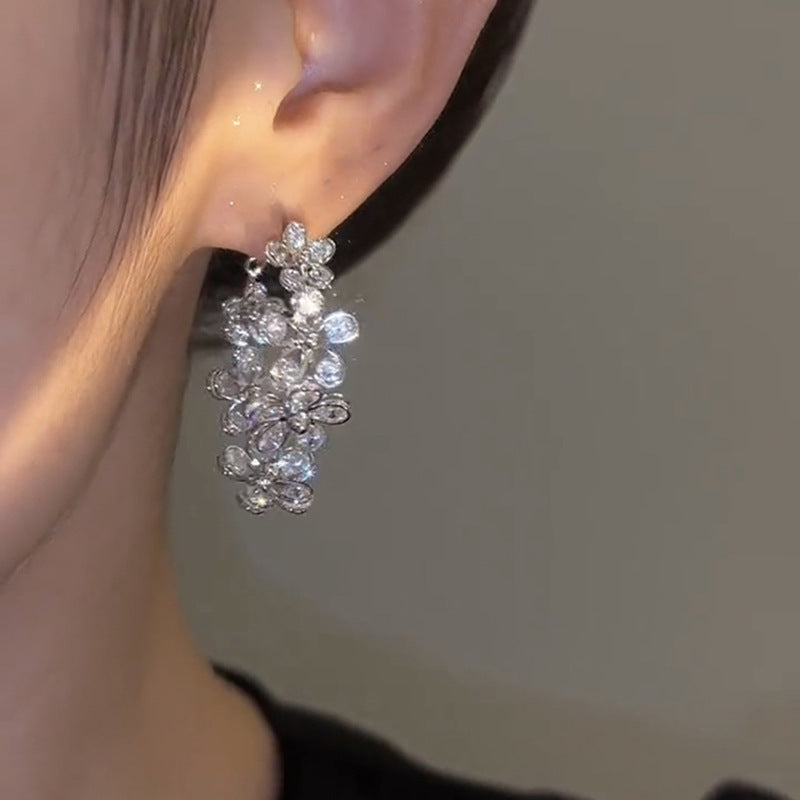 Orecchini a perno da donna in rame con zirconi, dal design floreale leggermente lussuoso, con perni in acciaio inossidabile