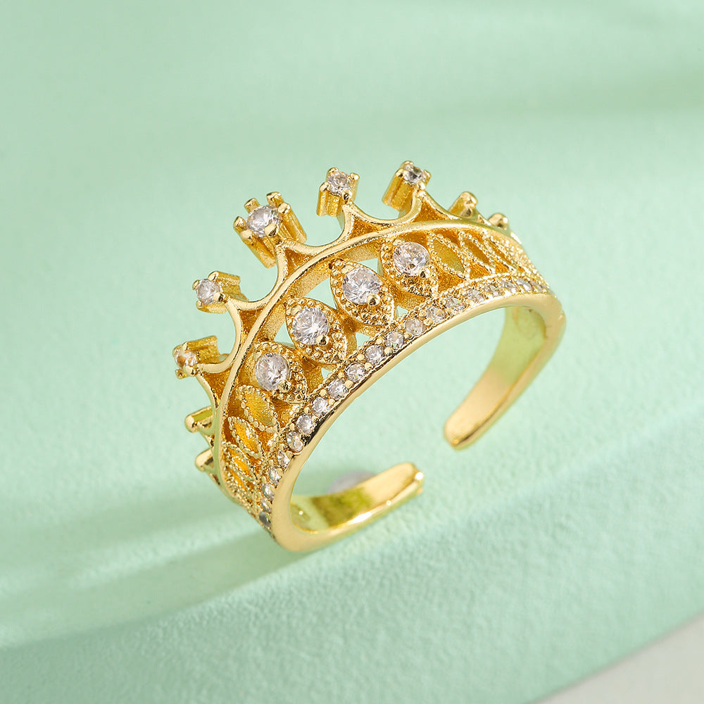 Anello Minimalista a Corona Geometrica da Donna in Ottone Placcato Oro 18K con Intarsio in Zirconia Cubica