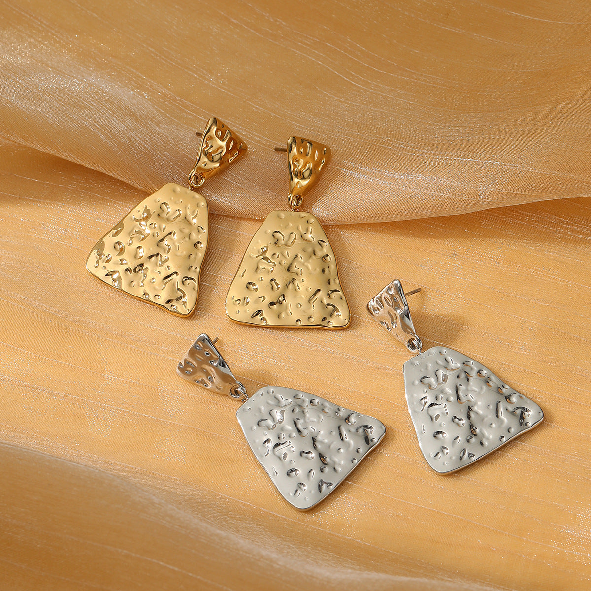 Pendientes minimalistas geométricos plisados de acero titanio para mujer con acabado chapado y diseño en forma de corazón
