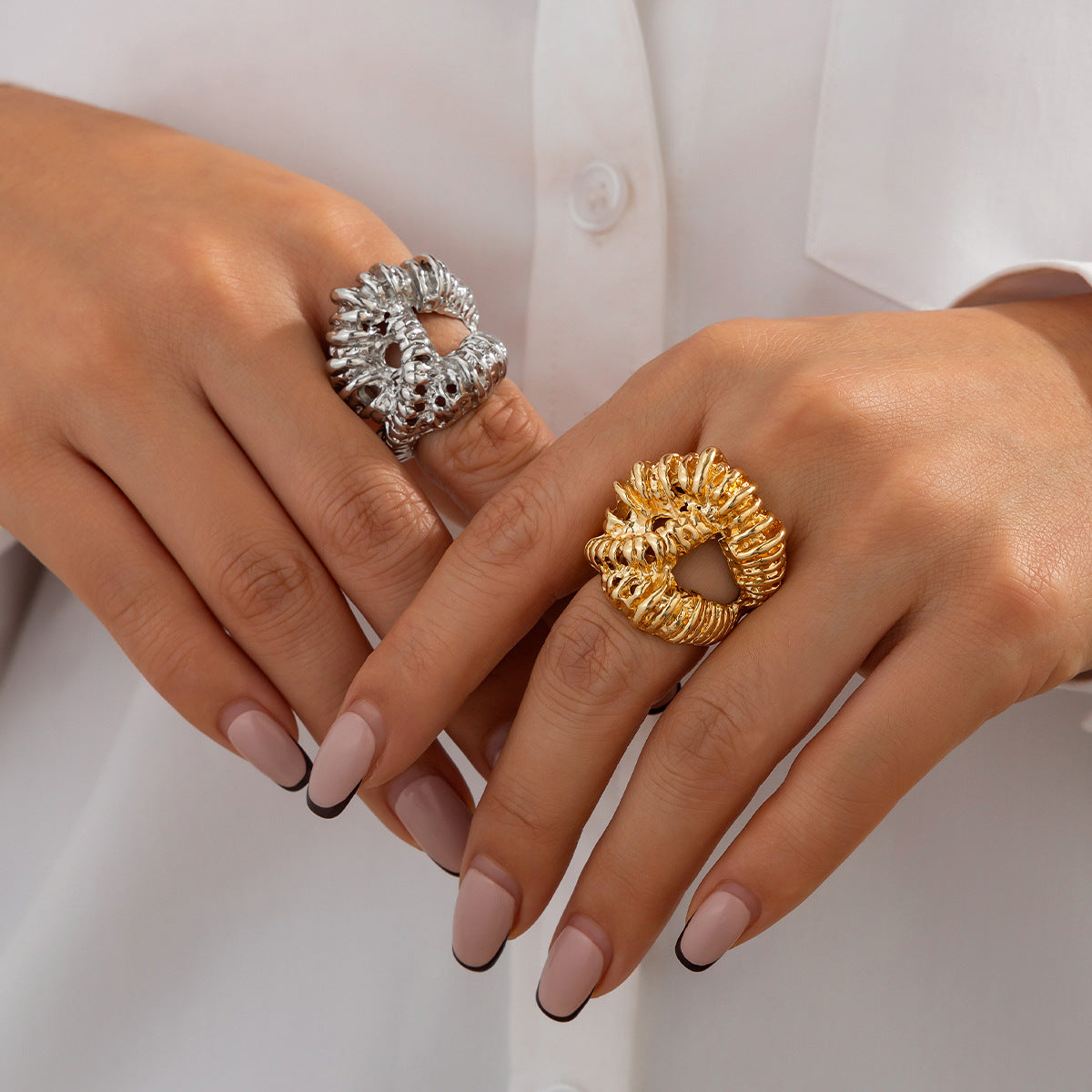 Anillo minimalista asimétrico con forma de hoja de aleación con superficie texturizada y diseño de banda abierta para mujer