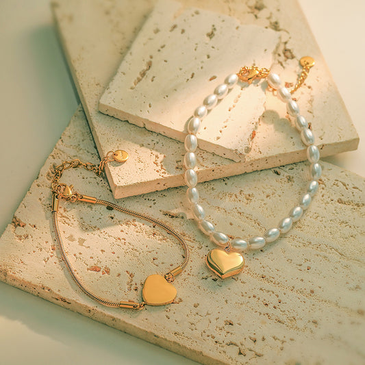 Bracciale Minimalista da Donna in Acciaio al Titanio a Forma di Cuore, Placcato Oro 18K con Accenti di Perle
