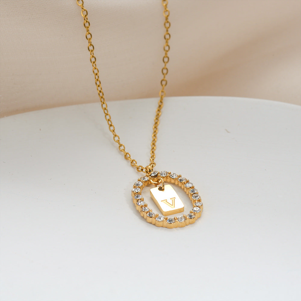 Collana da donna a maglione versatile in acciaio inossidabile ovale minimalista con lettera, placcata oro, con catena a maglie, con strass micro-pavé