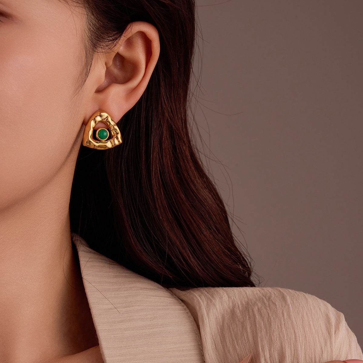 Pendientes de acero inoxidable vintage con diseño de triángulo plegado, chapado en oro de 18 quilates y acentos de piedra natural