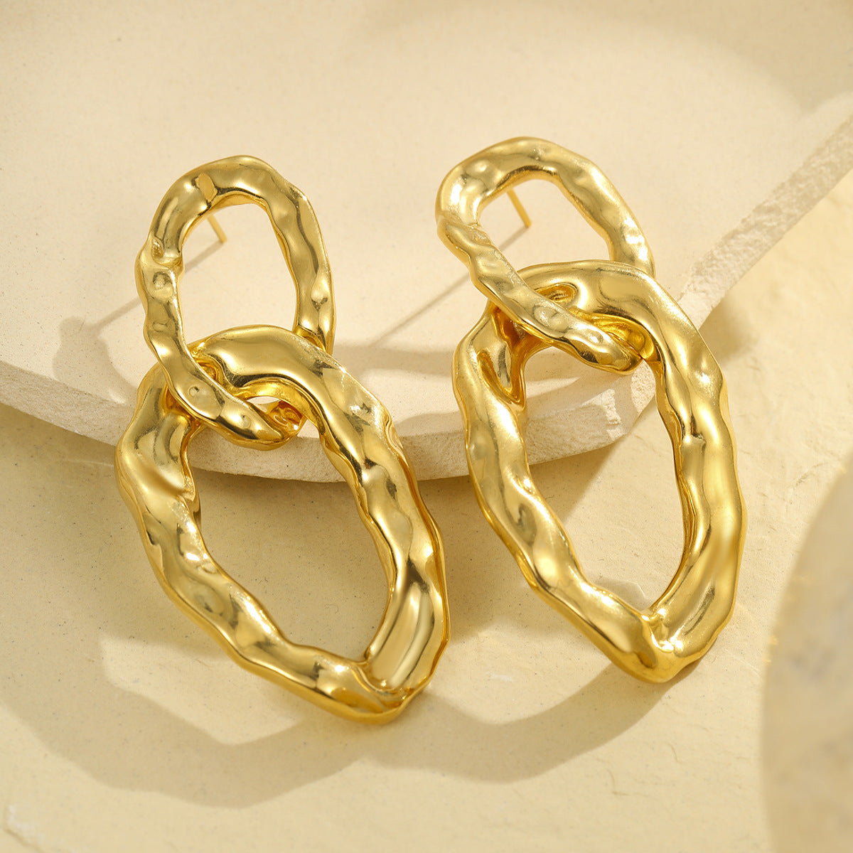 Orecchini Minimalisti in Acciaio Inossidabile, Vintage, con Doppi Cerchi Intrecciati e Texture Irregolare Asimmetrica, da Donna