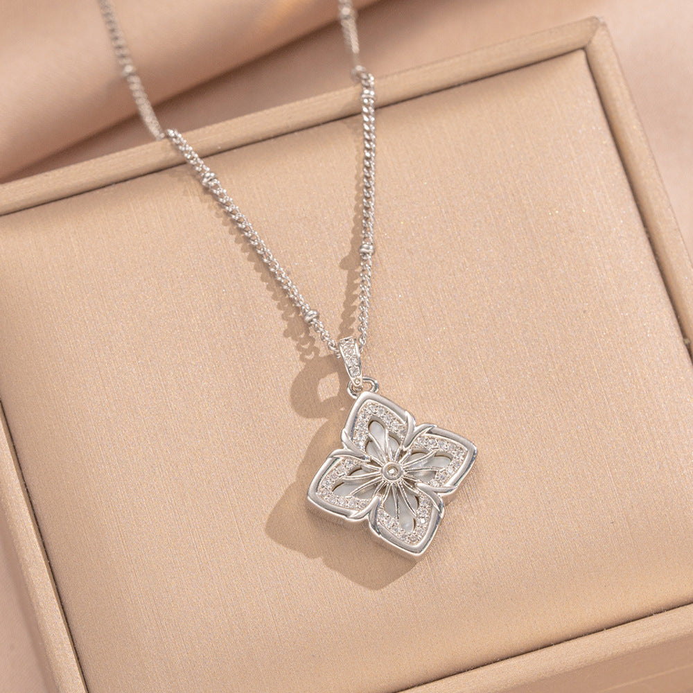 Collar minimalista con colgante de trébol de cuatro hojas en acero de titanio con latón bañado en oro de 18 quilates e incrustaciones de circonio, diseño de doble cara en nácar cepillado