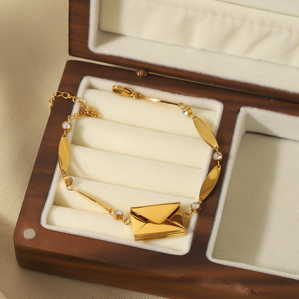 Bracciale Minimalista in Acciaio Inossidabile a Forma di Busta con Intarsio in Zircone e Placcatura in Oro 18K da Donna