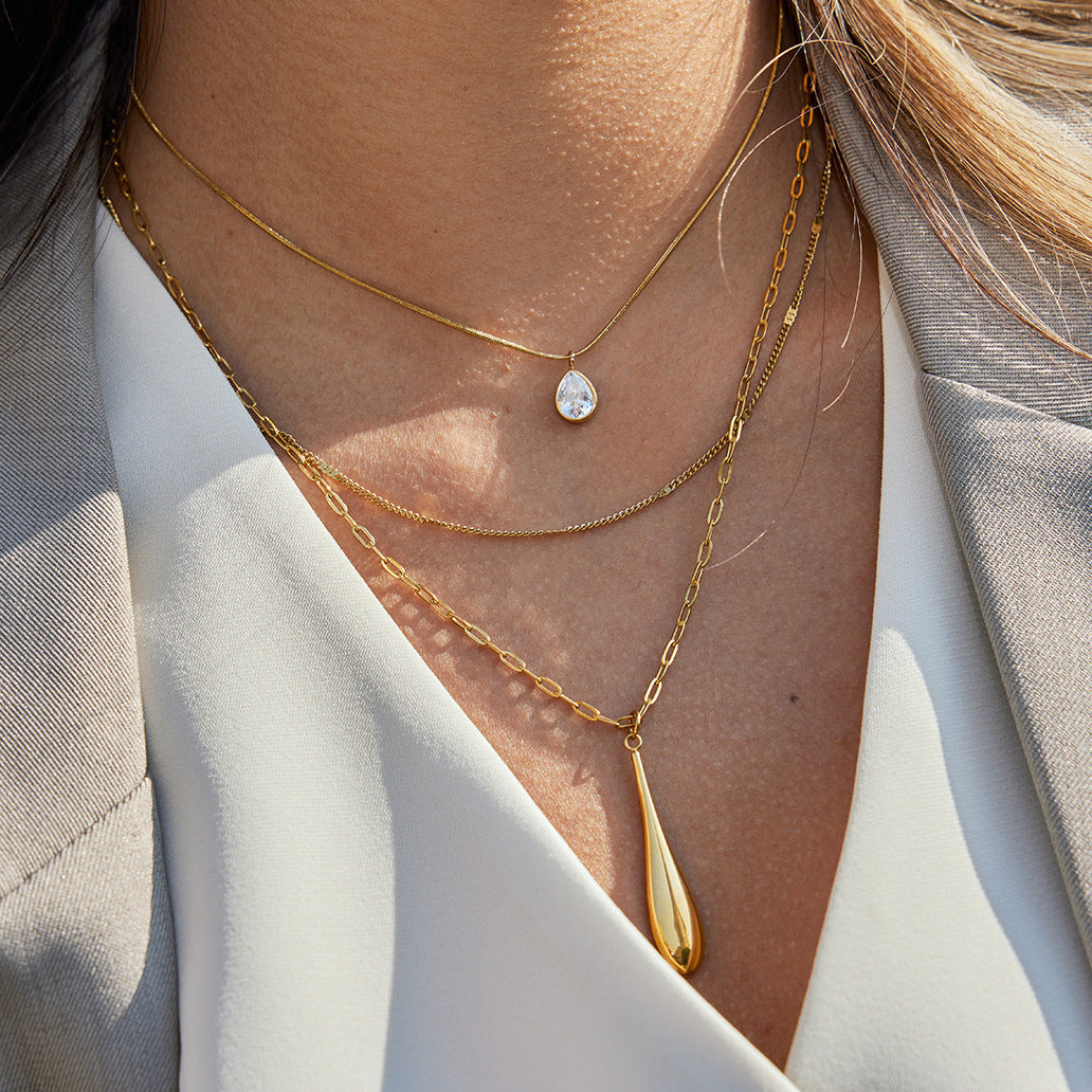 Collana pendente a triangolo geometrico da donna in acciaio al titanio con placcatura PVD in oro 18 carati catena in acciaio inossidabile