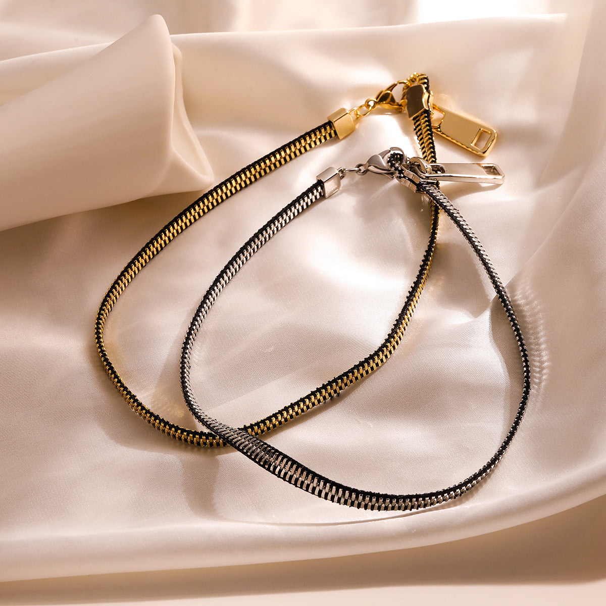 Collana con Pendente Geometrico Minimalista da Donna con Catena in Acciaio al Titanio e Placcatura in Oro 18K