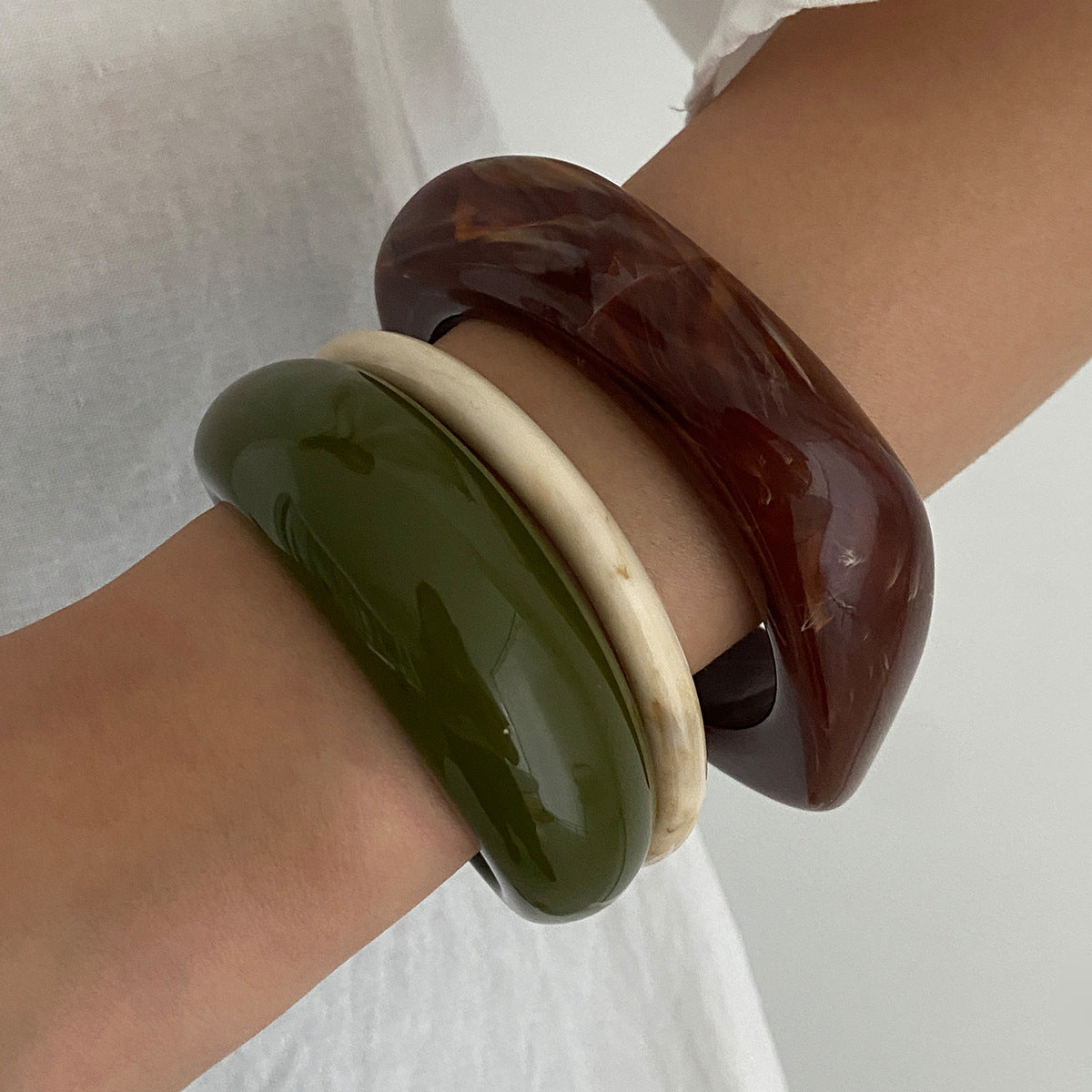 Bracciale rigido aperto minimalista in resina a forma di C con design geometrico irregolare per donna