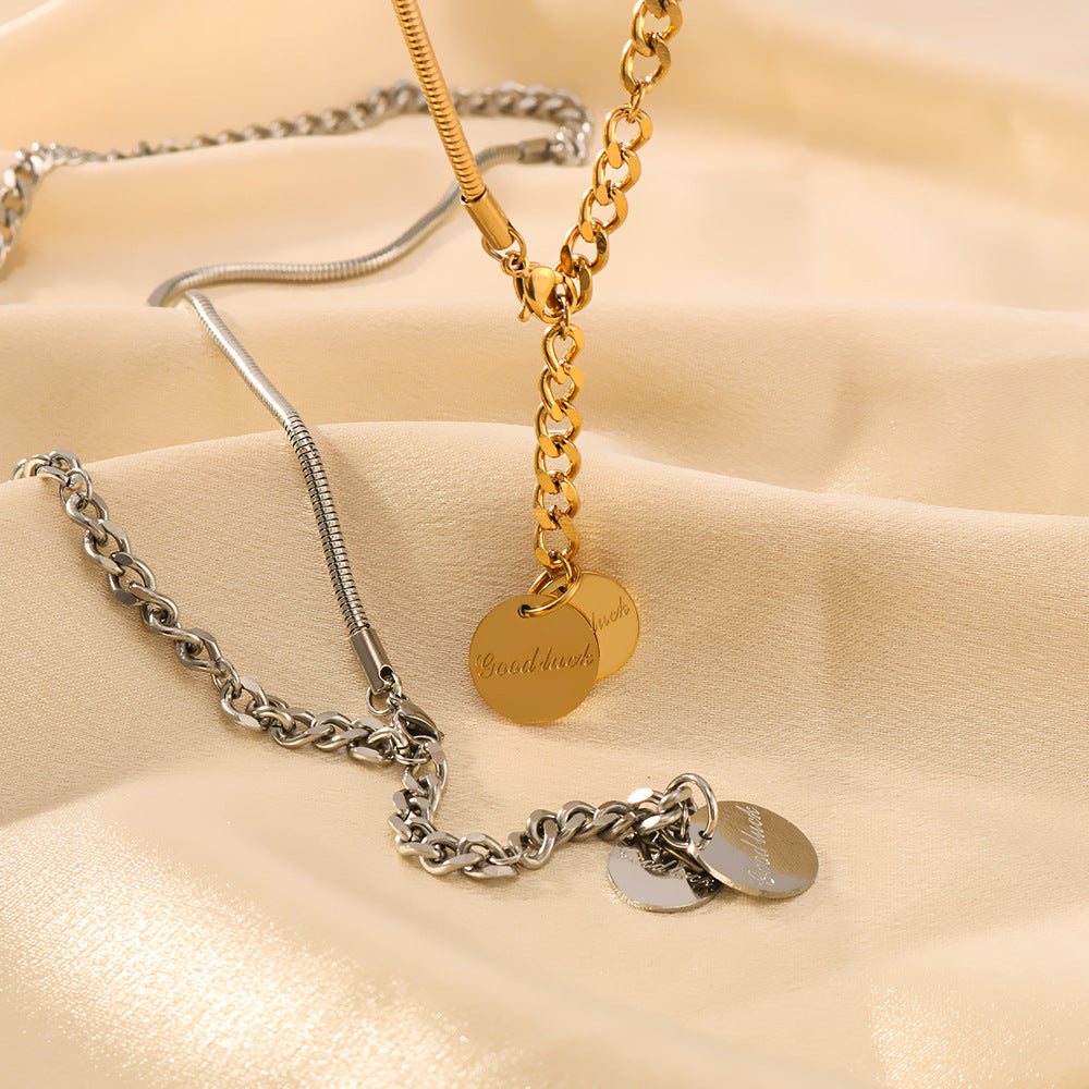 Collana Minimalista a Catena Serpentina Cubana con Ciondolo Rotondo Inciso, Corpo in Acciaio Inossidabile, Ciondolo in Acciaio al Titanio Placcato Oro 18K, Dettagli Floreali e Geometrici, Gioielli da Donna
