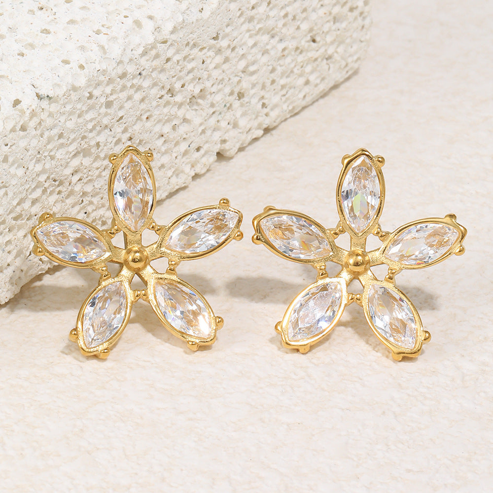 Elegantes pendientes de acero inoxidable chapados en oro de 18 quilates con circonita cúbica floral para mujer