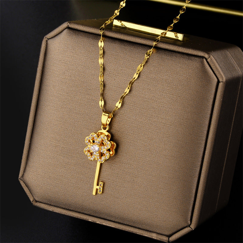 Collana pendente con chiave girevole da donna in acciaio al titanio con zirconi micropavé su catena ondulata