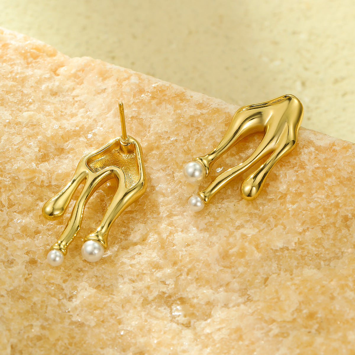 Pendientes minimalistas de titanio con forma de gota de agua, incrustaciones de perlas y acabado galvanizado para mujer