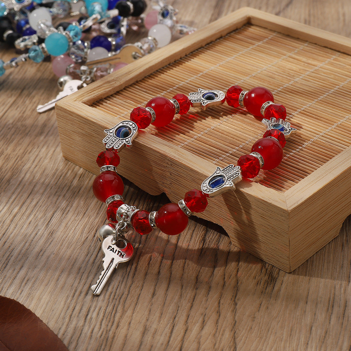 Pulsera étnica hecha a mano con forma de llave geométrica para mujer con cristal artificial y detalles de piedra natural