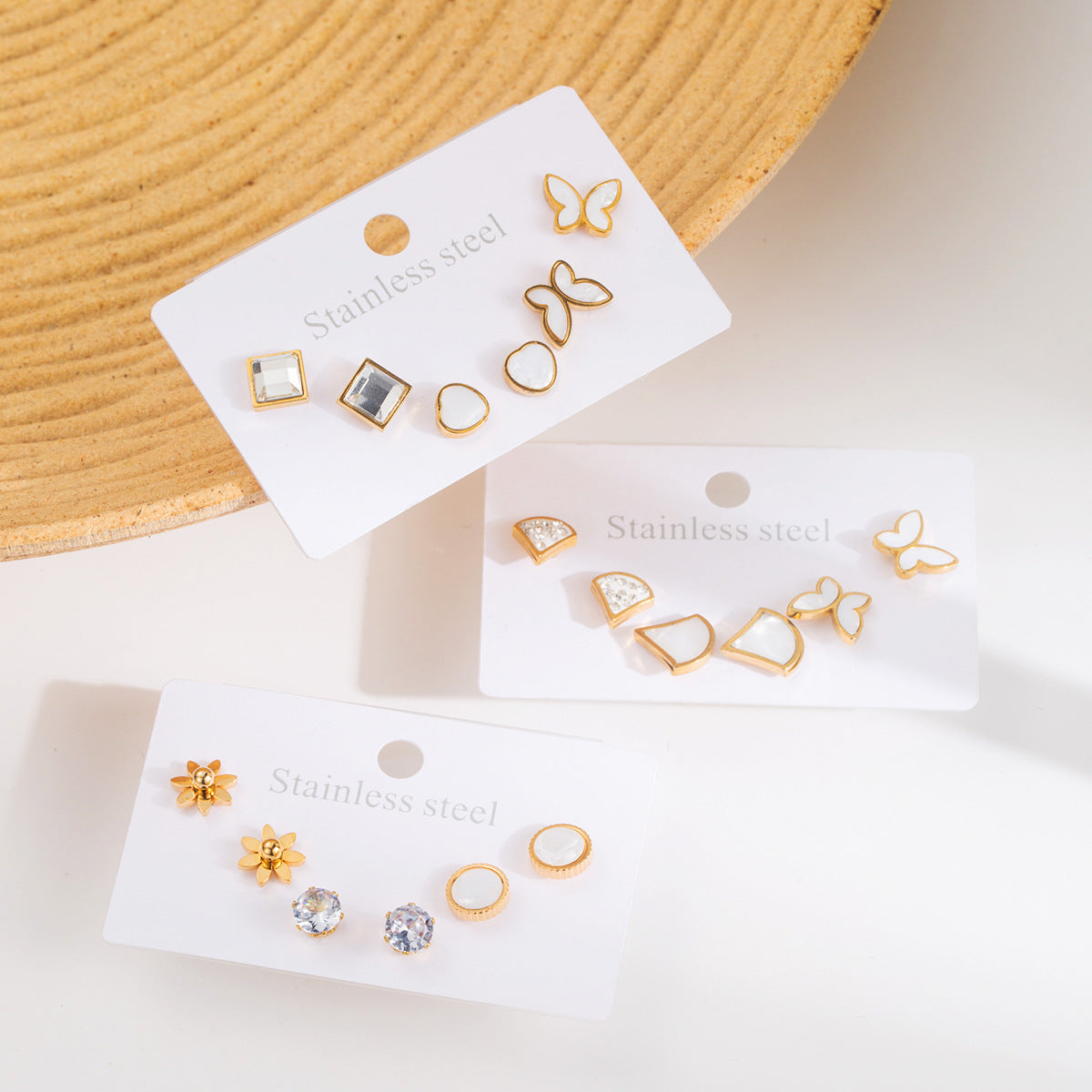 Orecchini minimalisti in acciaio inossidabile a forma di farfalla con intarsi in conchiglia e strass per donna