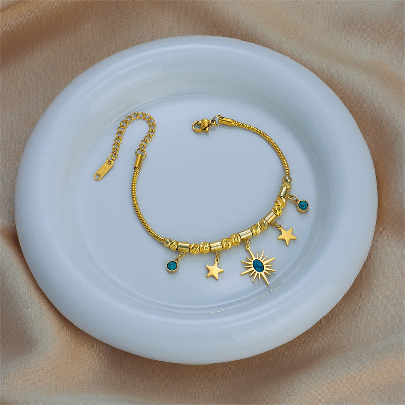 Bracciale alla Moda con Pendente Ovale Turchese Geometrico a Sole e Stella in Acciaio al Titanio con Finitura Placcata per Donna