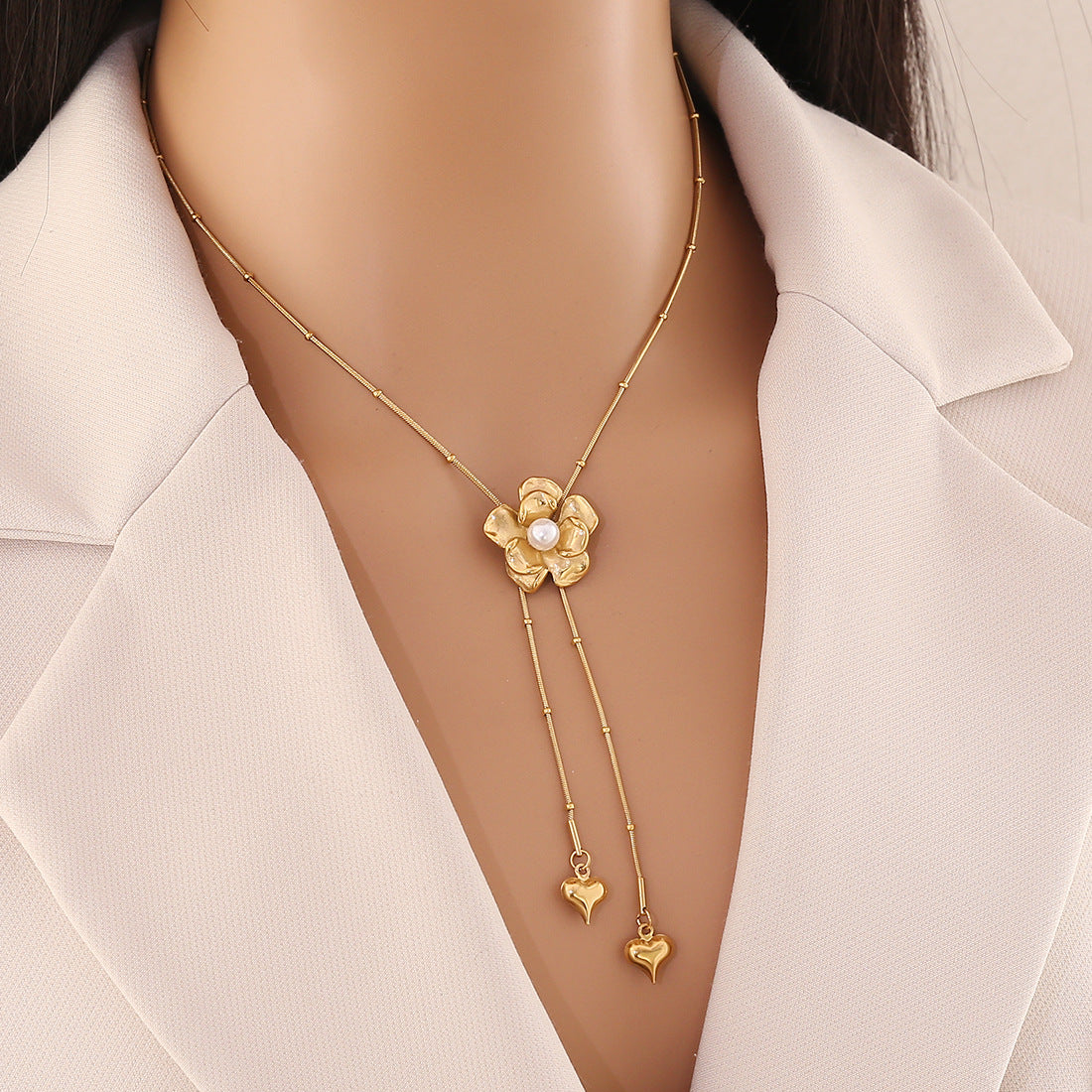 Collana pendente lunga in acciaio inossidabile placcato con cuore e camelia, con nappa, stile ufficio, alla moda, da donna