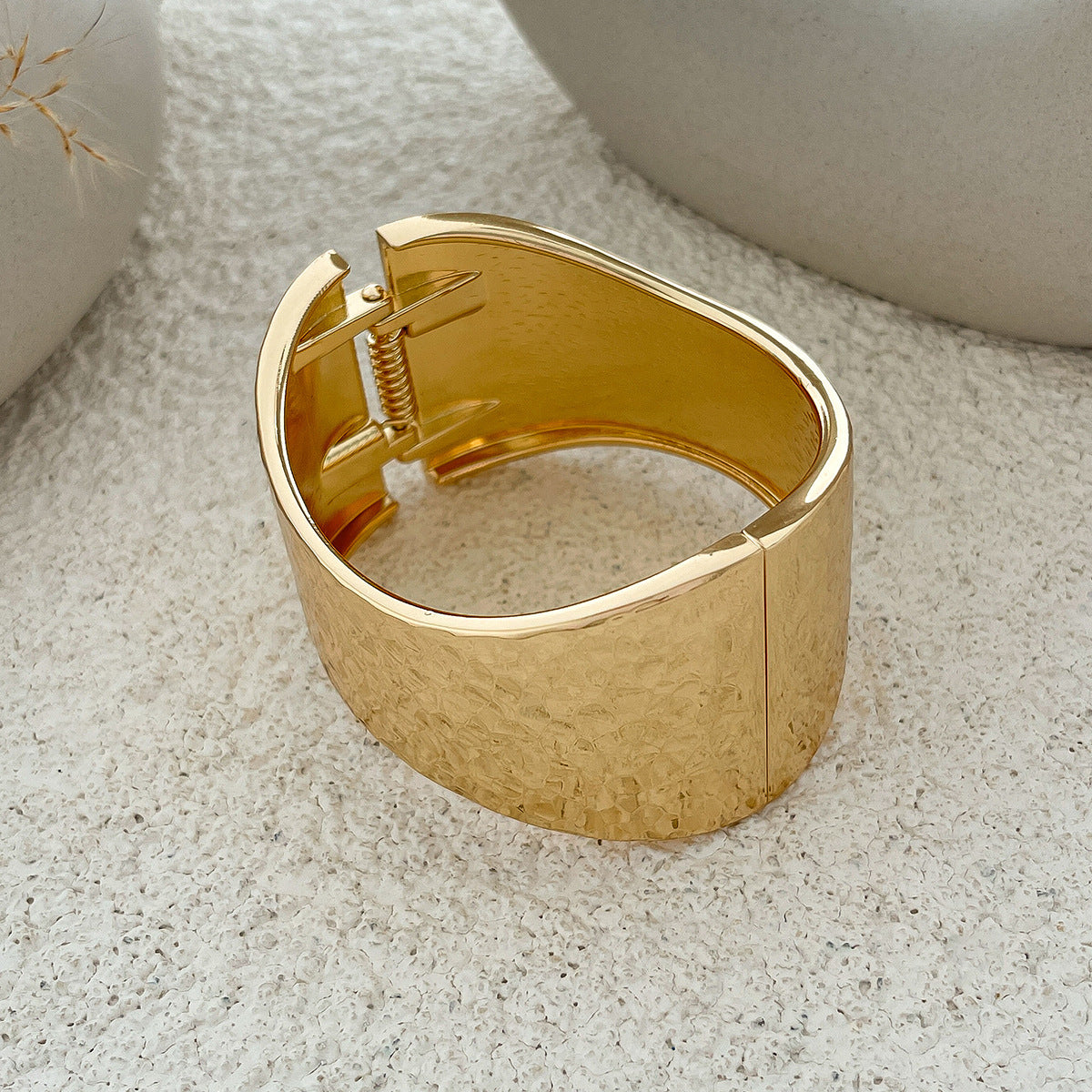 Bracciale in metallo geometrico dolce e spigoloso con finitura lucida e chiusura a molla, bracciale stile punk