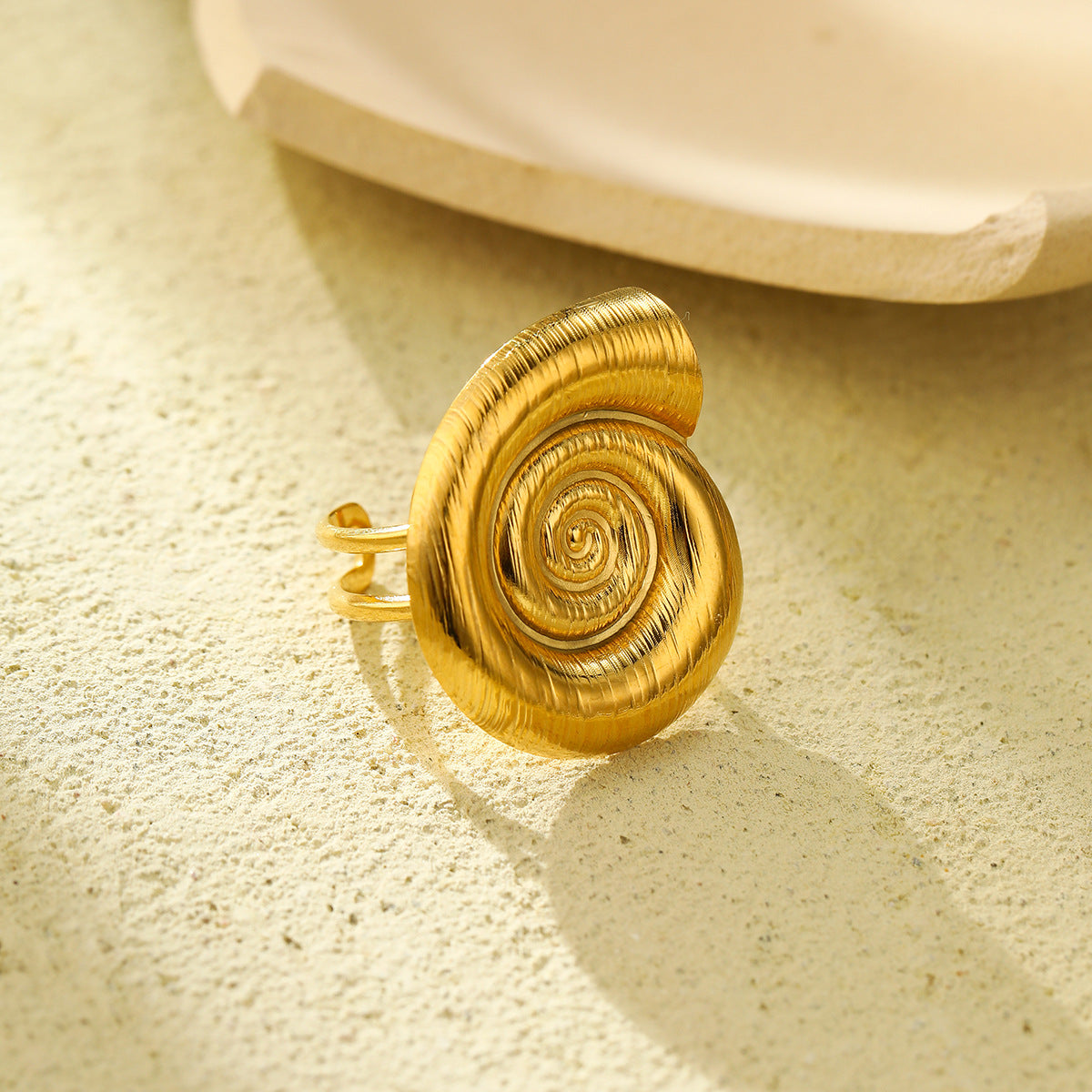 Anello da donna minimalista in acciaio inossidabile ispirato all'oceano, con forma a stella marina e trama filettata, finitura lussuosa elettrolitica