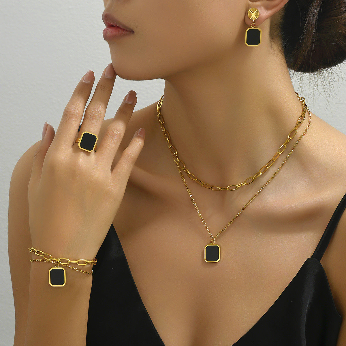 Juego de collar con colgante cuadrado negro de doble capa, geométrico y minimalista, con pendientes y pulsera para mujer