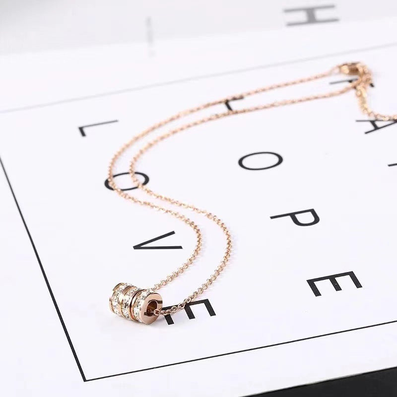Collana girocollo da donna minimalista in acciaio al titanio con catena in vita geometrica e finitura placcata