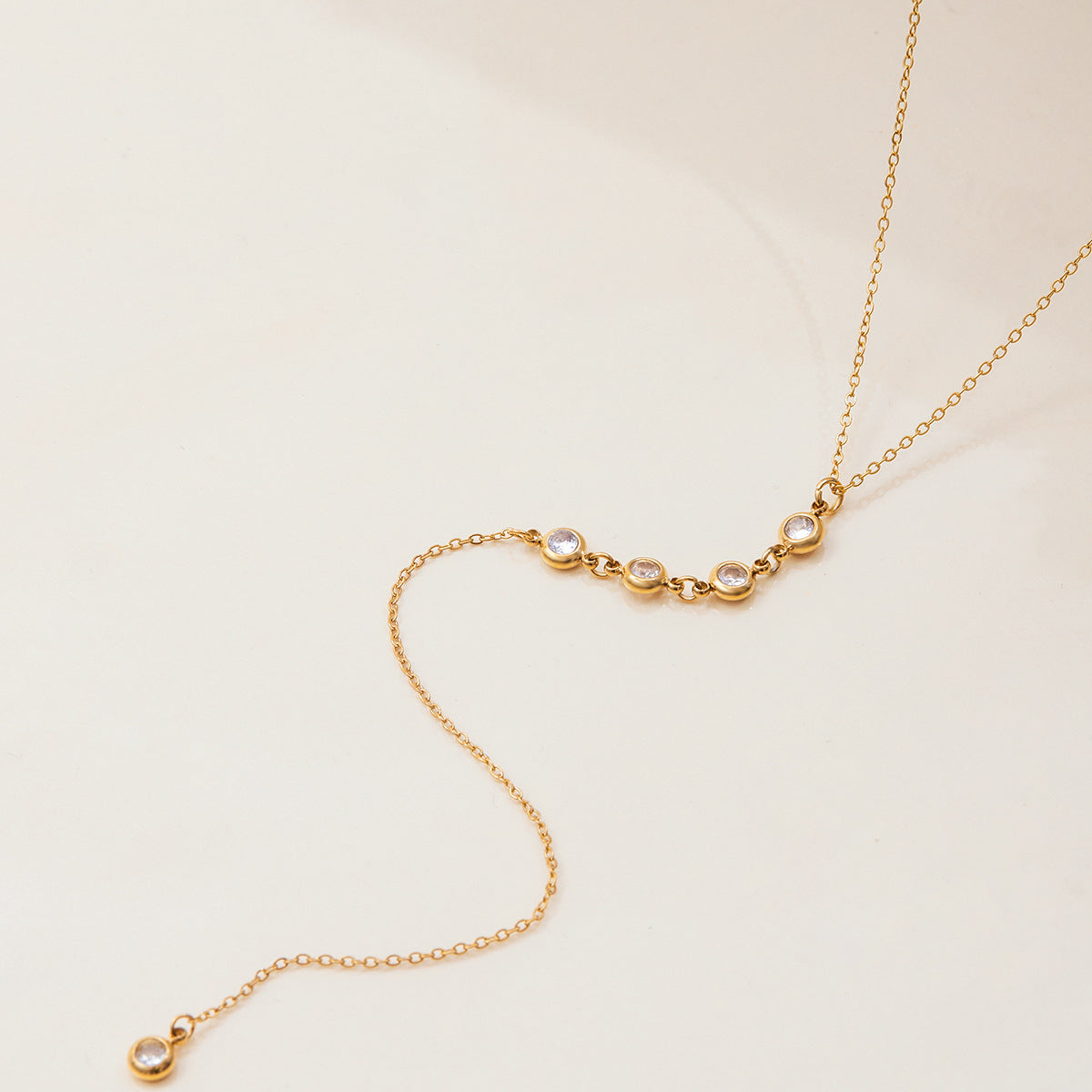 Collar de acero inoxidable con forma de Y geométrica, colgante de acero de titanio e incrustaciones de diamantes de imitación para mujer, cadena con medallón chapado hipoalergénico