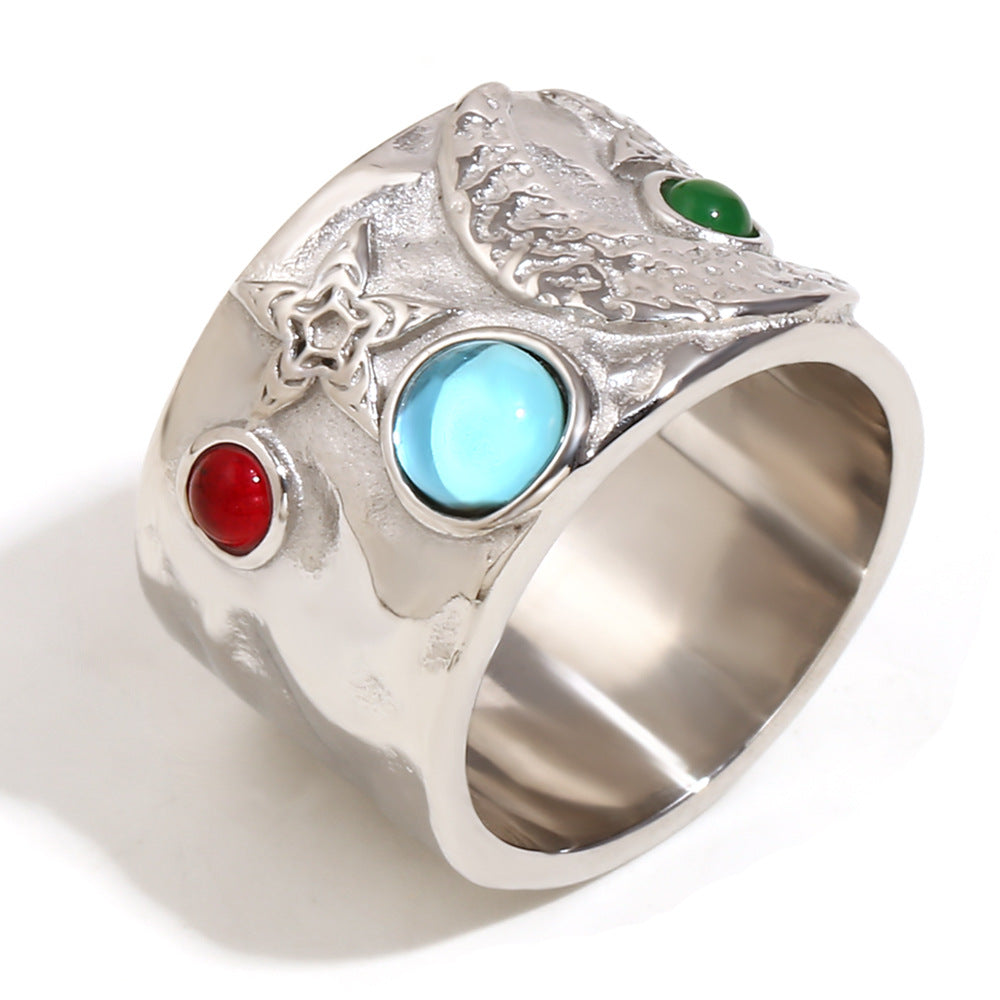 Anello da donna minimalista geometrico in acciaio inossidabile placcato oro 18 carati con dettaglio gemma in rilievo