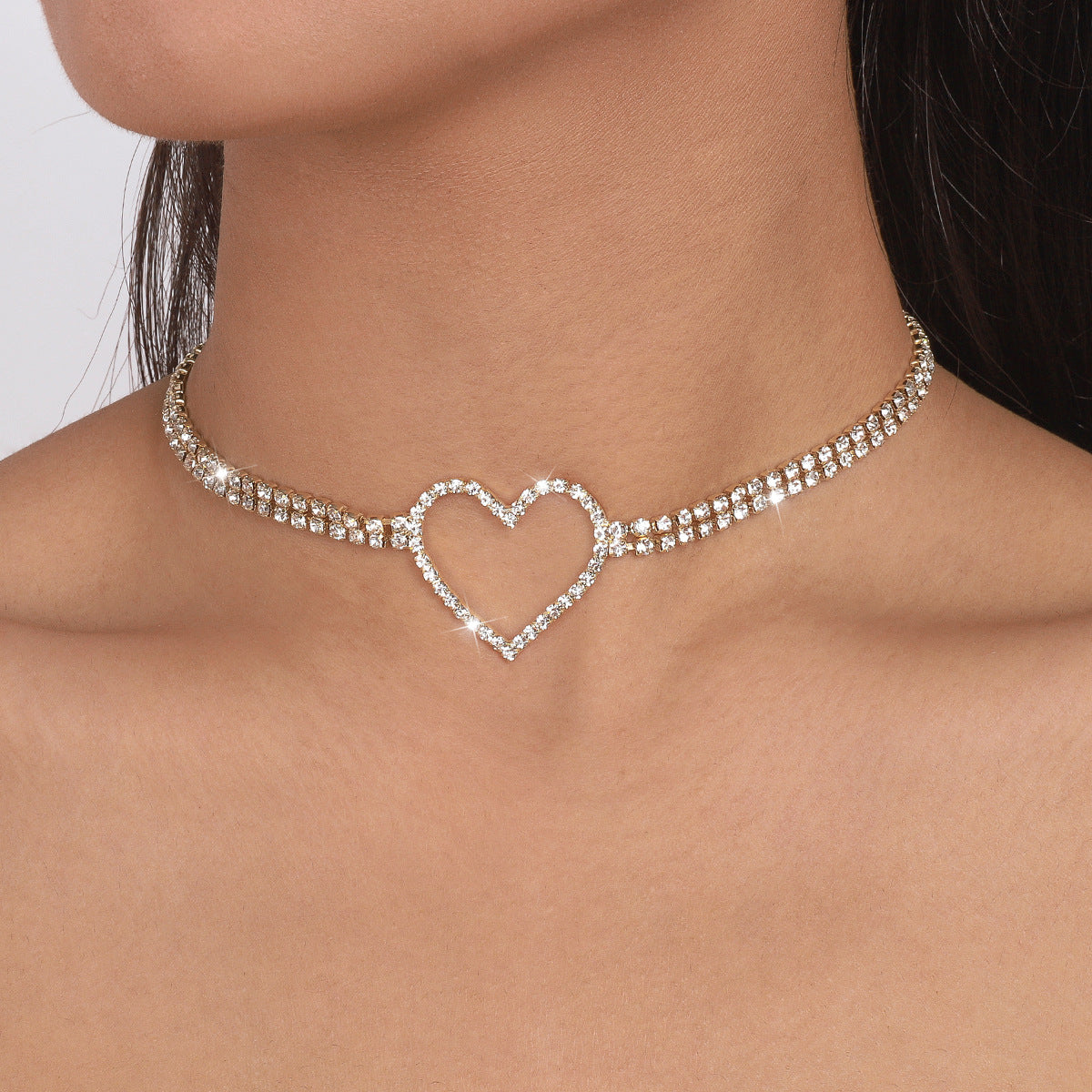 Collana con ciondolo geometrico dolce e audace con catena a griffe e strass per donna