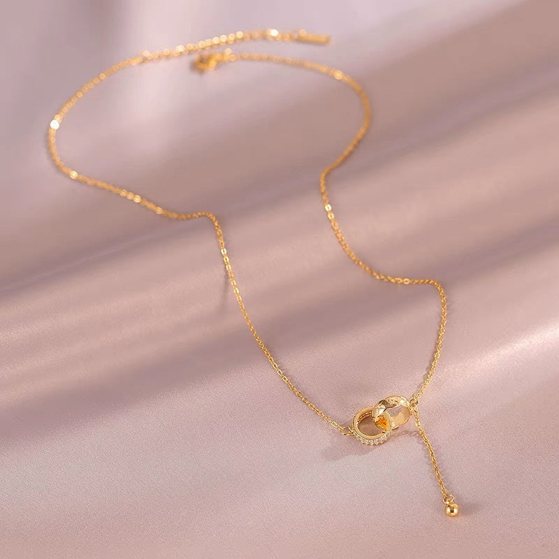 Collana da donna con pendente a doppio anello geometrico minimalista in rame placcato oro e catena a O