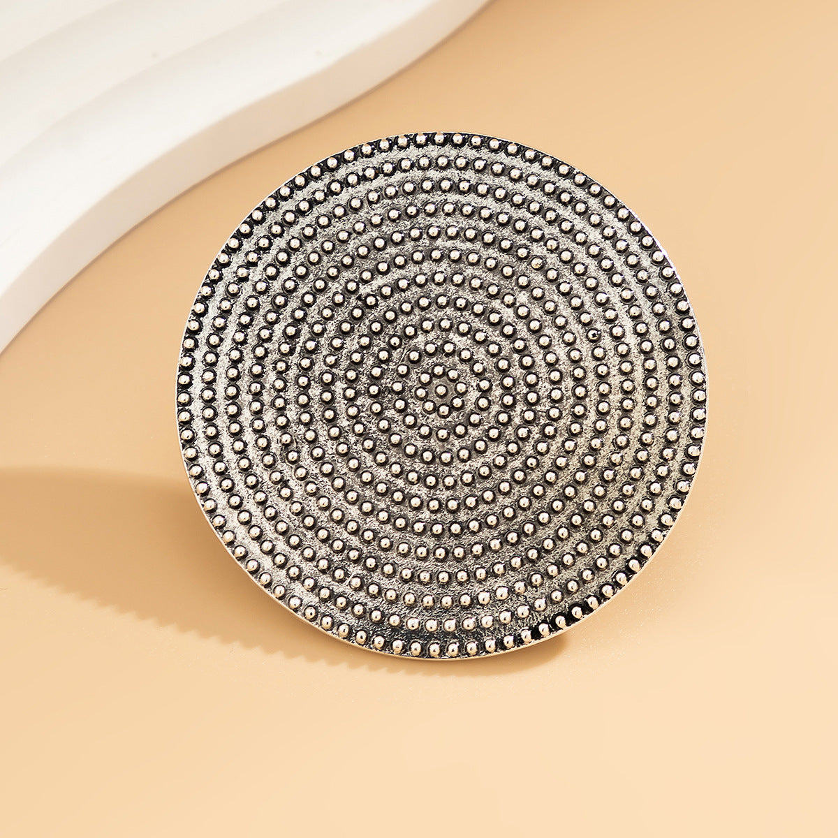 Gargantilla de aleación geométrica minimalista con colgante roscado y estética minimalista moderna