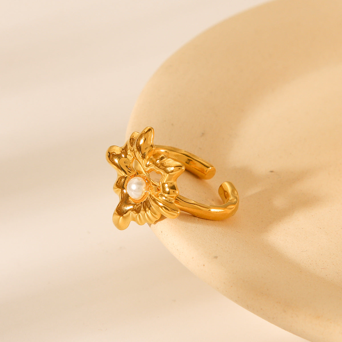 Vintage French Style Ruffled Radiating Heart-Shaped Stainless Steel Ring with Pearl Inlay for Women