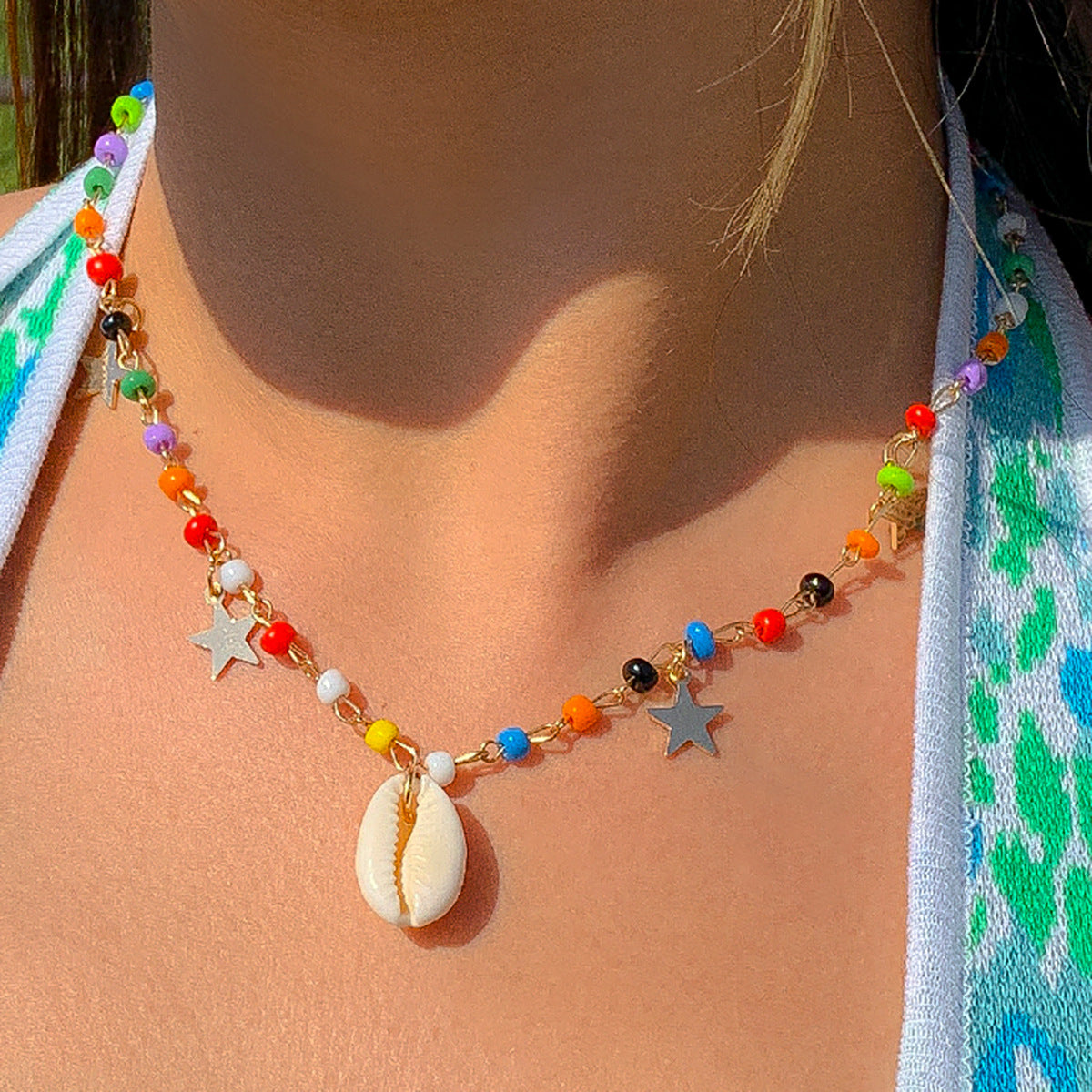 Collana Minimalista a Nappa a Forma di Stella con Finitura Galvanizzata per Donna, con Perline Colorate e Ciondolo a Conchiglia su Catena a Sfere