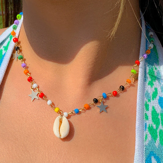 Collana Minimalista a Nappa a Forma di Stella con Finitura Galvanizzata per Donna, con Perline Colorate e Ciondolo a Conchiglia su Catena a Sfere