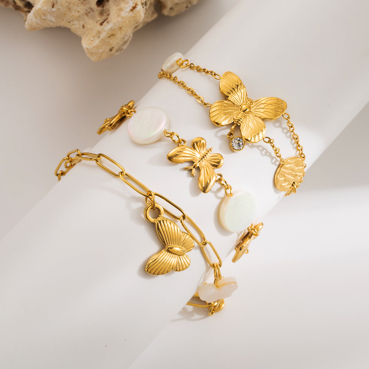 Elegante bracciale da donna con ciondolo a farfalla in stile vintage francese, realizzato in acciaio inossidabile con inserti in conchiglia naturale
