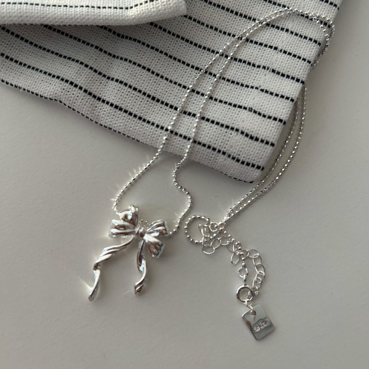 Minimalist Bowknot Necklace in 925 Sterling Silver with Geometric Shape and Rhodium Plating for Women