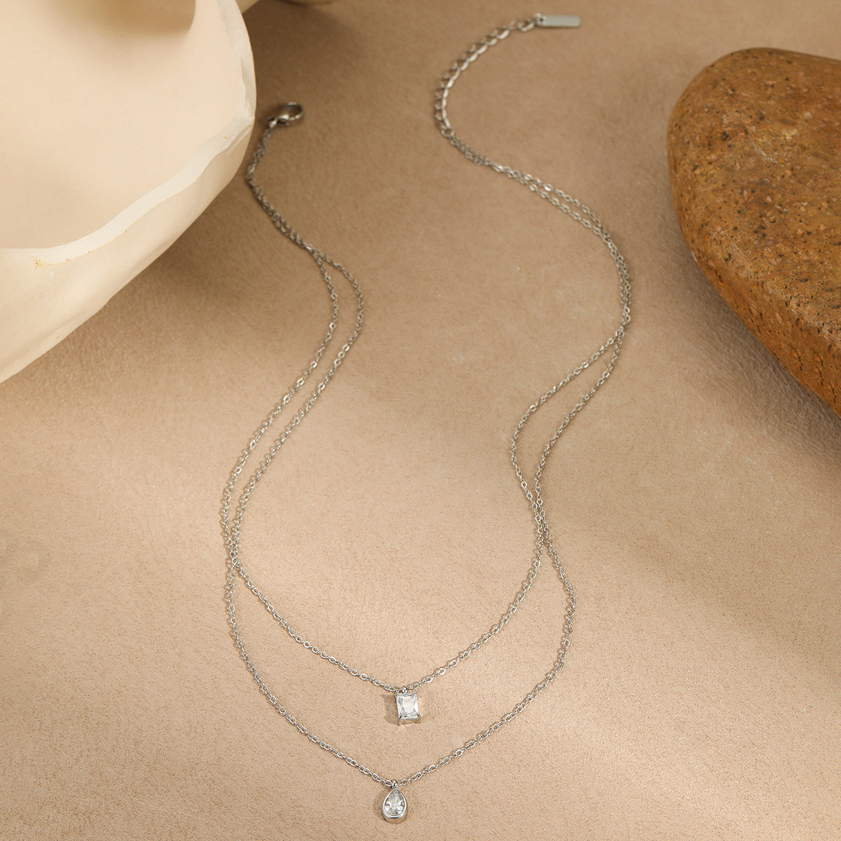 Collar con colgante geométrico de acero inoxidable de moda OL con incrustaciones de diamantes de imitación y acabado chapado para mujer