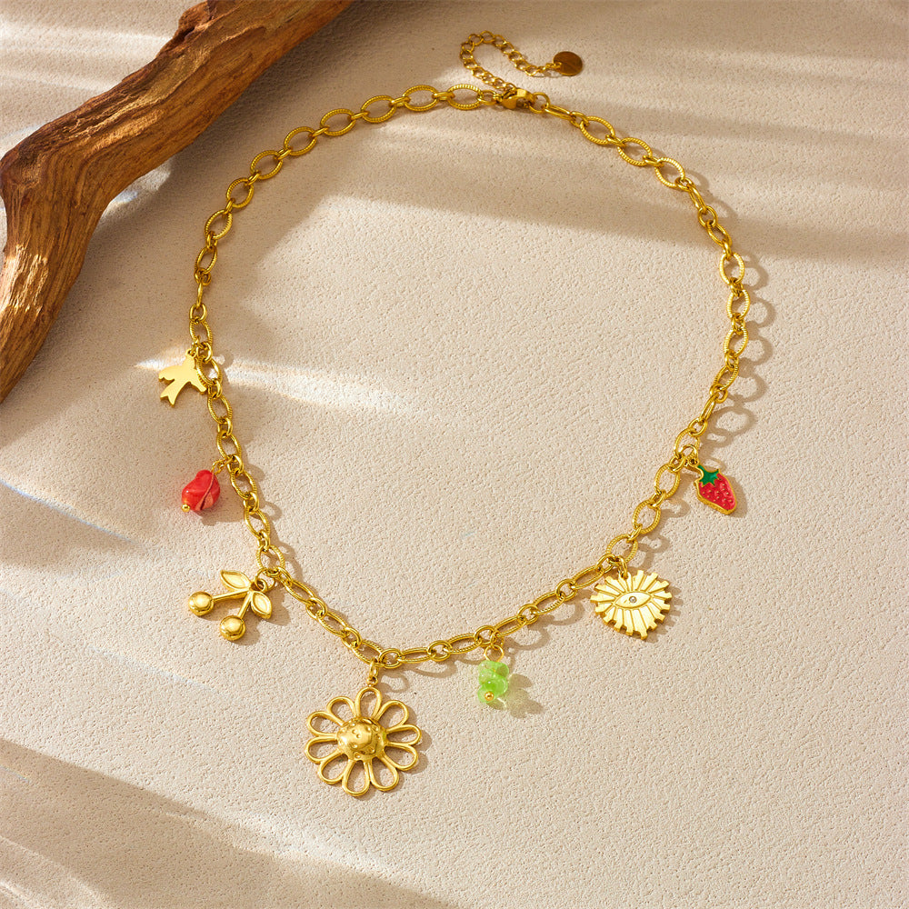 Collana con pendente a cuore e fiore di ciliegio minimalista in acciaio inossidabile con finitura placcata su catena a O per donna
